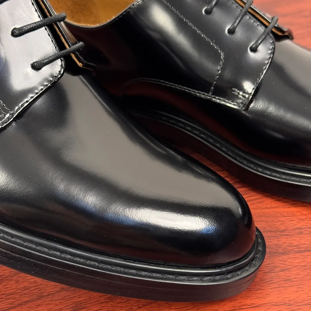 Batch 980 Gucci/Gucci new autumn men's lace-up derby shoes! Crafted from smooth, glossy cow leather, these lace-up shoes have an elegant and sophisticated silhouette that reflects the brand's classic elegance. European style last type Precisely cut upper from a whole piece of leather High-quality leather material with full texture Excellent gloss Excellent toughness, classic red and green webbing decoration Layered splicing design style, loose sneakers Native dyed calfskin lining Uniform and fine perforations, soft and comfortable Thickened leather outsole, composite rubber sole at the heel, excellent foot comfort, wear-resistant and non-slip, the first choice for light luxury, versatile for the foot, comes with a full set of packaging! Size: 39-40-41-42-43-44 leather shoe size (38.45.46 can be customized) Item number: 812142 Open edge beads